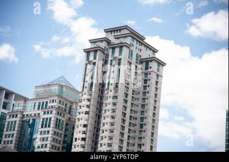 Februar - 2023 Kuala Lumpur - die Glashochhäuser in Kuala Lumpur sind eine beeindruckende Mischung aus moderner Architektur und urbaner Raffinesse Stockfoto