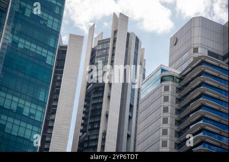 Februar - 2023 Kuala Lumpur - die Glashochhäuser in Kuala Lumpur sind eine beeindruckende Mischung aus moderner Architektur und urbaner Raffinesse Stockfoto