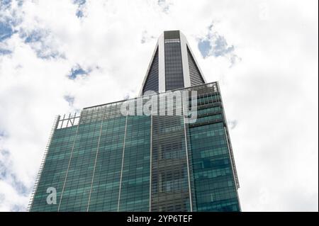 Februar - 2023 Kuala Lumpur - die Glashochhäuser in Kuala Lumpur sind eine beeindruckende Mischung aus moderner Architektur und urbaner Raffinesse Stockfoto