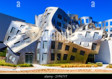 Ein Gebäude mit vielen Fenstern und viel Metall. Es sieht aus, als wäre es aus Metall und hat viele Fenster Stockfoto