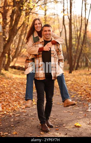 Glückliches Paar, das Zeit zusammen im Herbstpark verbringt Stockfoto