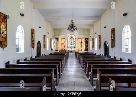 Die Kirche ist leer und die Bänke leer. Die Kirche ist sehr groß und hat viele Fenster Stockfoto