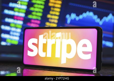 In dieser Abbildung wird das Stripe-Logo auf einem Smartphone-Bildschirm angezeigt Stockfoto