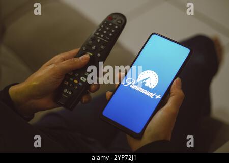 In dieser Abbildung wird das Paramount + (Paramount Plus)-Logo auf einem Smartphone angezeigt Stockfoto