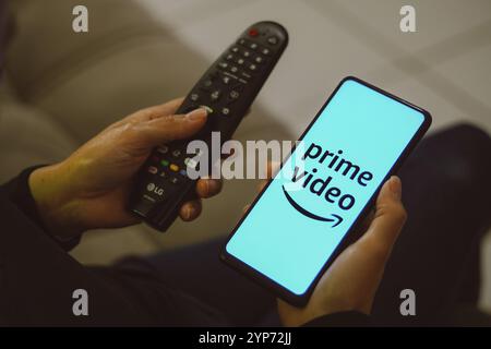 In dieser Fotoabbildung wird das Amazon Prime Video-Logo auf einem Smartphone angezeigt Stockfoto