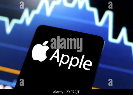 In dieser Fotoabbildung wird das Apple-Logo auf einem Smartphone-Bildschirm und im Hintergrund ein Börsendiagramm angezeigt Stockfoto