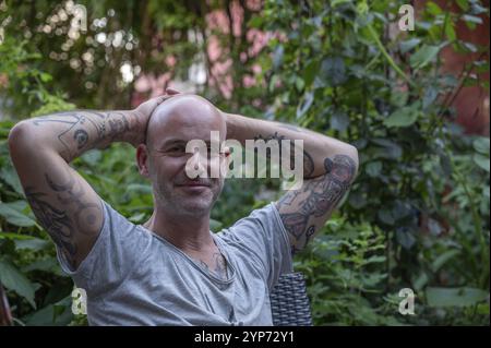 Porträt eines jungen Mannes mit tätowierten Armen, Baden-Württemberg, Deutschland, Europa Stockfoto