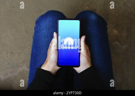 In dieser Abbildung wird das Paramount + (Paramount Plus)-Logo auf einem Smartphone angezeigt Stockfoto
