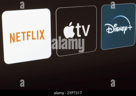 In dieser Abbildung wird das Netflix-, Apple TV- und Disney Plus-Logo auf einem Fernsehbildschirm angezeigt Stockfoto