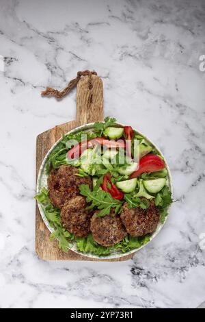 Gebratene Schnitzel, gemischtes Hackfleisch, mit Gemüsesalat, hausgemacht, Blick von oben, keine Personen Stockfoto