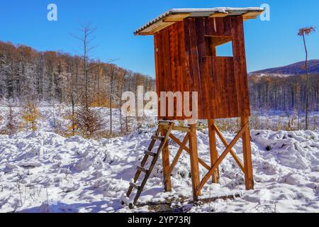 Ein Jagdturm im Wald. Wooden Hunter Hide High Wachturm. Hunters Beobachtungspunkt im Wald in Europa. Stockfoto