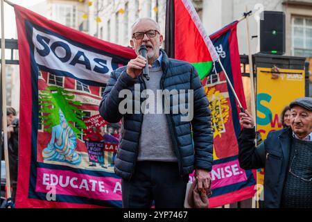 SOAS, London, Großbritannien. November 2024. Der ehemalige Parteichef der Labour Party, Jeremy Corbyn, hält eine Rede auf einer Kundgebung außerhalb der Schule für Orientalische und Afrikanistik (SOAS) zur Unterstützung Palästinas. Quelle: Amanda Rose/Alamy Live News Stockfoto