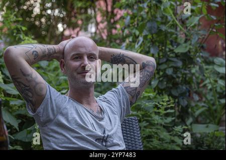 Porträt eines jungen Mannes mit tätowierten Armen, Baden-Württemberg, Deutschland, Europa Stockfoto