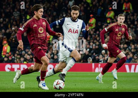 London, Großbritannien. November 2024. London, England, 28. November 2024: Paulo Dybala (21 Roma) und Rodrigo Bentancur (30 Tottenham Hotspur) im Tottenham Hotspur Stadium in London. (Pedro Porru/SPP) Credit: SPP Sport Press Photo. /Alamy Live News Stockfoto