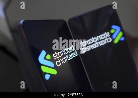 Mai 2024, Brasilien. In dieser Abbildung wird das Standard Chartered Logo auf einem Smartphone-Bildschirm angezeigt Stockfoto