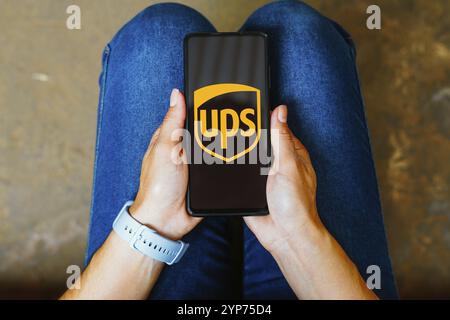 In dieser Abbildung wird das UPS-Logo (United Parcel Service) auf einem Smartphone-Bildschirm angezeigt Stockfoto