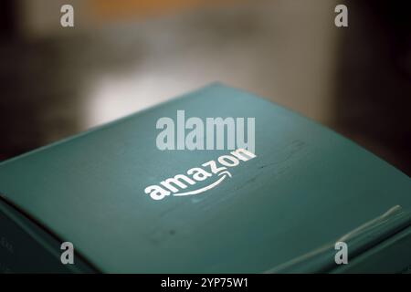 In dieser Abbildung befindet sich ein Paket mit dem Amazon-Logo Stockfoto