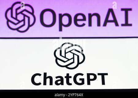 In dieser Fotoabbildung wird das ChatGPT-Logo auf einem Smartphone und im Hintergrund das OpenAI-Firmenlogo angezeigt Stockfoto