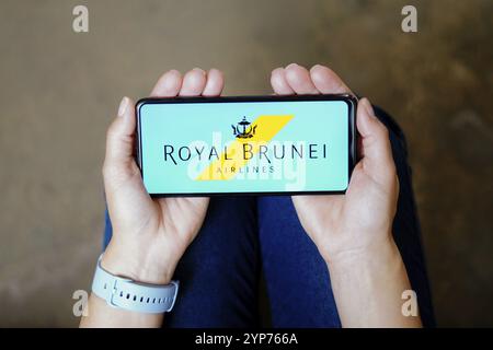 In dieser Abbildung ist das Logo von Royal Brunei Airlines auf einem Smartphone zu sehen Stockfoto