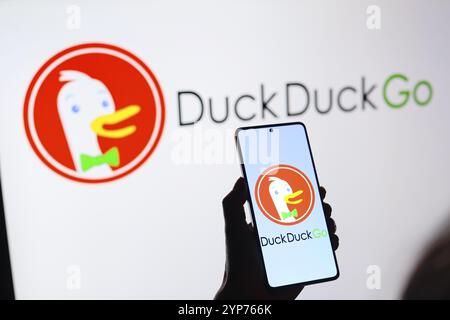 In dieser Abbildung wird das Logo des DuckDuckGo Webbrowsers auf einem Smartphone-Bildschirm und im Hintergrund angezeigt Stockfoto