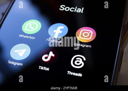 In dieser Foto-Illustration, WhatsApp, Facebook, Instagram, Telegramm, TikTok- und Threads-Apps werden auf dem Smartphone-Bildschirm angezeigt Stockfoto