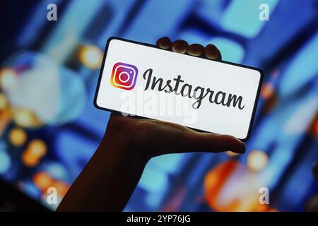 In dieser Fotoabbildung wird das Instagram-Logo auf einem Smartphone-Bildschirm angezeigt Stockfoto