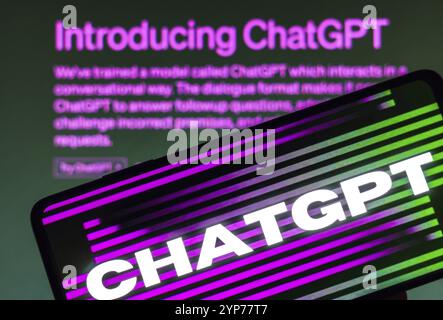 In dieser Fotoabbildung wird das ChatGPT-Logo auf einem Smartphone und im Hintergrund auf der Seite mit Einführung von ChatGPT angezeigt Stockfoto