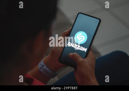 In dieser Abbildung wird das Shazam-Logo auf einem Smartphone-Bildschirm angezeigt Stockfoto