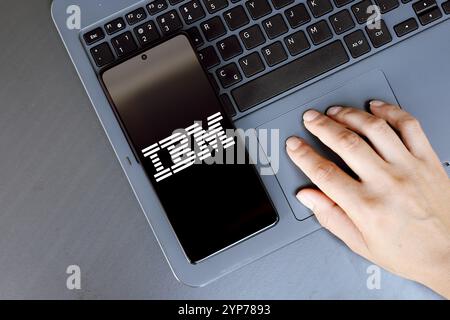 In dieser Abbildung wird das Logo der International Business Machines Corporation (IBM) auf einem Smartphone-Bildschirm angezeigt Stockfoto