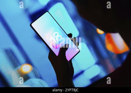 In dieser Abbildung wird das iOS 18-Logo auf einem Smartphone-Bildschirm angezeigt Stockfoto