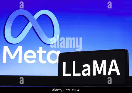 In dieser Fotoabbildung wird das Lama-Logo (Large Language Model Meta AI) auf einem Smartphone und im Hintergrund das Meta-Plattformprotokoll angezeigt Stockfoto