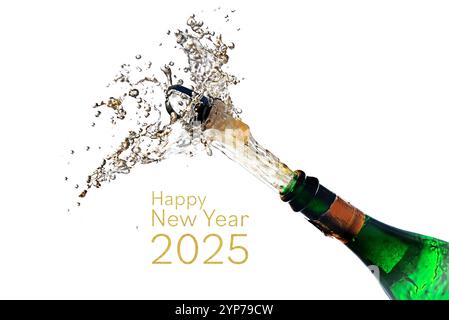 Sektflaschenexplosion mit Korkspuckspritzer und Text Happy New Year 2025 isoliert auf weißem Hintergrund, Kopierraum, ausgewählter Fokus, Motion bl Stockfoto