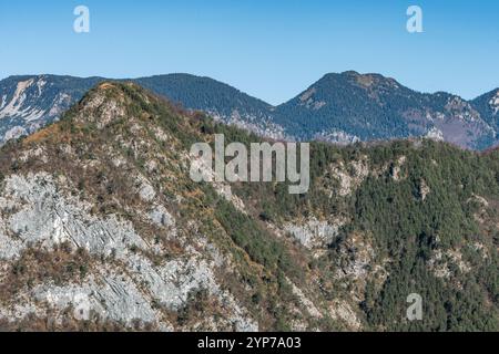 Gipfel von Friaul Julisch Venetien oberhalb von Illegio: Berglandschaft mit Winterfarben und klarem Himmel, Atmosphäre des Friedens und der Ruhe. Stockfoto