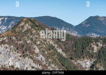 Gipfel von Friaul Julisch Venetien oberhalb von Illegio: Berglandschaft mit Winterfarben und klarem Himmel, Atmosphäre des Friedens und der Ruhe. Stockfoto