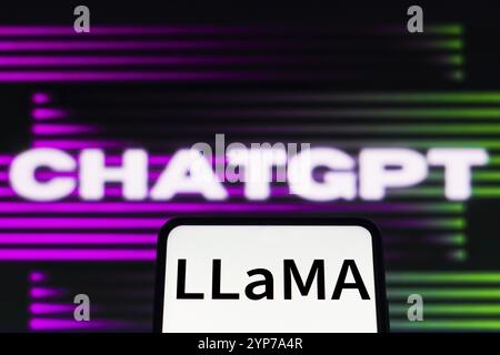 In dieser Fotoabbildung wird das Lama-Logo (Large Language Model Meta AI) auf einem Smartphone und im Hintergrund das ChatGPT (OpenAI) l angezeigt Stockfoto