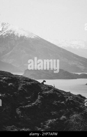 Schwarzweiß-Foto einer Berglandschaft mit See und schneebedecktem Gipfel, Roys Peak, Wanaka, Neuseeland, Ozeanien Stockfoto