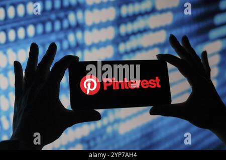 In dieser Abbildung wird das Pinterest-Logo auf einem Smartphone-Bildschirm angezeigt Stockfoto