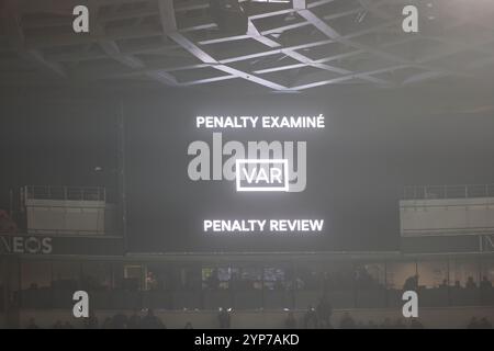 Nizza, Frankreich. November 2024. VAR Check während der UEFA Europa League 2024/25, Fußballspiel zwischen OGC Nice und Rangers FC am 28. November 2024 in Allianz Riviera, Nizza, Frankreich, Credit: Nderim Kaceli/Alamy Live News Stockfoto