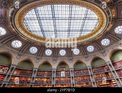 PARIS, FRANKREICH, 20. OKTOBER 2022 : Ovaler Lesesaal in der Nationalbibliothek, Richelieu Site, Paris, frankreich, erbaut von den Architekten Jean-Louis Pascal. Und Alf Stockfoto