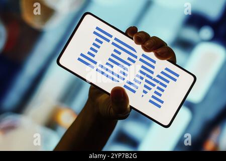 In dieser Abbildung wird das IBM-Logo (International Business Machines) auf einem Smartphone-Bildschirm angezeigt Stockfoto