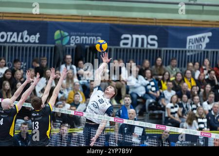 Warschau, Polen. November 2024. Linus Weber greift den Ball an. Quelle: Bartlomiej Wisniewski/Cyberfocus/Alamy Live News Stockfoto