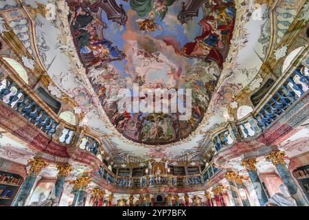 WIBLINGEN, BAYERN, DEUTSCHLAND, 08. JUNI 2022 : Rokoko- und Barockdekore der Bibliothek im Kloster Wiblingen, nahe der Stadt Ulm, von den Architekten Christian und J. Stockfoto