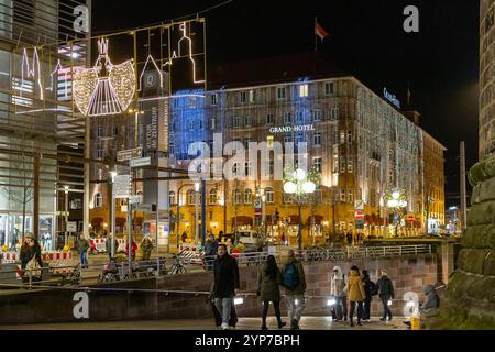 Weihnachtliche Nürnberger Fußgängerzone, 28.11.204 Blick entlang der Königstraße in Richtung des Grand Hotels, das zur Weihnachtszeit traditionell mit einem beeindruckenden Lichterteppich geschmückt ist. Die festliche Beleuchtung erstreckt sich über die Straße und schafft eine stimmungsvolle Atmosphäre Nürnberg Bayern Deutschland *** Nürnberger Weihnachtsfußgängerzone, 28 11 204 Blick entlang der Königstraße zum Grand Hotel, das traditionell mit einem beeindruckenden Lichterteppich dekoriert ist. Zur Weihnachtszeit zieht sich die festliche Beleuchtung über die Straße und schafft einen stimmungsvollen Ambi Stockfoto