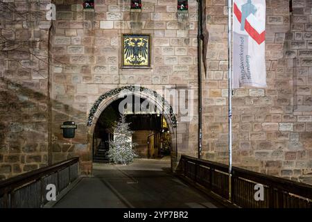 Weihnachtliche Nürnberger Fußgängerzone, 28.11.204 Eingang zum historischen Handwerkerhof / Waffenhof am Frauentorturm in der Nähe des Hauptbahnhofs, Nürnberg Bayern Deutschland *** Nürnberg Weihnachtsfußgängerzone, 28 11 204 Eingang zum historischen Waffenhof am Frauentorturm in der Nähe des Hauptbahnhofs, Nürnberg Bayern Deutschland 20241128-286A4637-M4000 Stockfoto