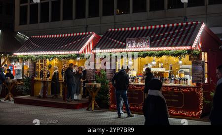 Weihnachtliche Nürnberger Fußgängerzone, 28.11.204 ein Glühweinstand vor den neuen Verkaufsbuden, die vor dem ehemaligen Kaufhofgebäude in der Königstraße aufgestellt sind. Nürnberg Bayern Deutschland *** Weihnachten Nürnberg Fußgängerzone, 28 11 204 Glühweinstand vor den neuen Ständen vor dem ehemaligen Kaufhof in der Königstraße Nürnberg Bayern Deutschland 20241128-286A4667-M4000 Stockfoto