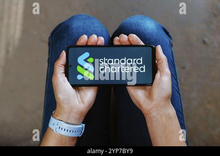 In dieser Abbildung wird das Standard Chartered Logo auf einem Smartphone-Bildschirm angezeigt Stockfoto