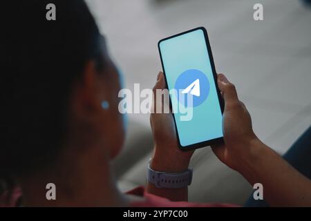 In dieser Abbildung wird das Telegram-Logo auf einem Smartphone-Bildschirm angezeigt Stockfoto