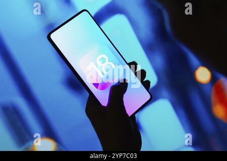 In dieser Abbildung wird das iOS 18-Logo auf einem Smartphone-Bildschirm angezeigt Stockfoto