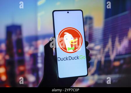 In dieser Abbildung wird das Logo des DuckDuckGo Webbrowsers auf einem Smartphone-Bildschirm angezeigt Stockfoto