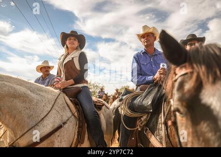 Cowboys auf dem Cristo Rey Ausritt zur Stadt La Puerta del Sol in URES, Sonora, Mexiko... Foto: Luis Gutierrez / NorthPhoto). Vaqueros en la Cabalgata al Cristo Rey al Pueblo La Puerta del Sol en URES Sonora Mexico... Foto: Luis Gutierrez / NorthPhoto) Stockfoto